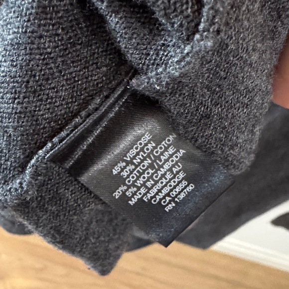 🌑 RW&CO. Dark Gray Long Sweater – Asymmetrical Hem - Wool Blend
Size Medium - Picture 4 of 6